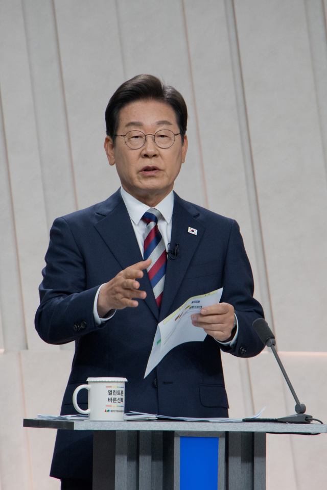 더불어민주당 이재명 후보가 27일 서울 마포구 상암동 MBC 스튜디오에서 열린 정치 분야 TV토론회를 준비하고 있다. 연합뉴스