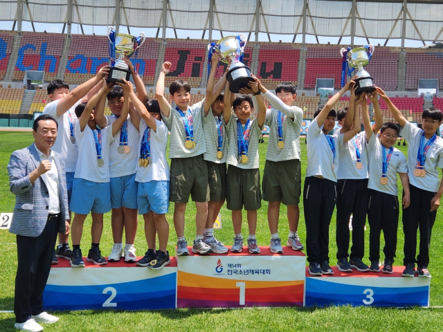대구 지역 학생 선수단이 제54회 전국소년체육대회에서 94개의 메달을 따는 우수한 성적을 냈다. 양궁 종목 남자 초등부 단체팀이 우승한 모습. 대구시교육청 제공