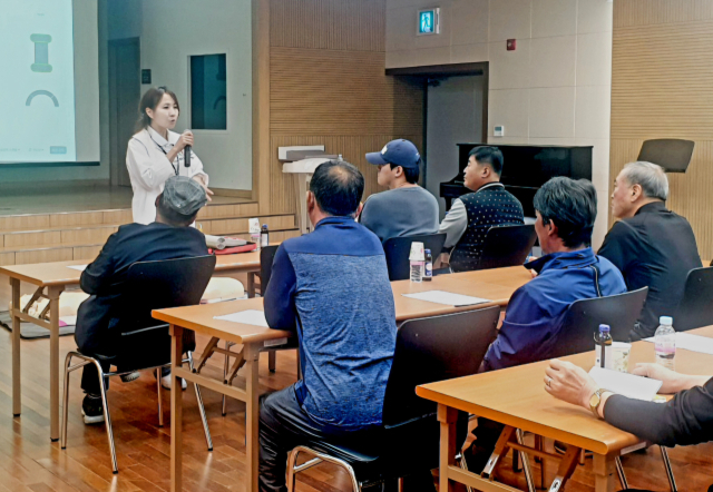 선발된 청송군 물놀이 안전지킴이들이 안전교육을 받고 있는 모습. 청송군 제공