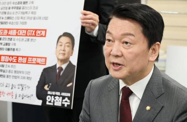 국민의힘 안철수 대선 경선 후보가 28일 오전 대전시의회 기자실에 방문해 대전·충청지역 공약을 발표하고 있다. 연합뉴스