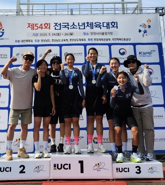 전국소년체전에서 사이클 단체추발부문에서 은메달을 획득한 동산여중 사이클부 선수들이 파이팅을 외치고 있다. 동산여중 제공