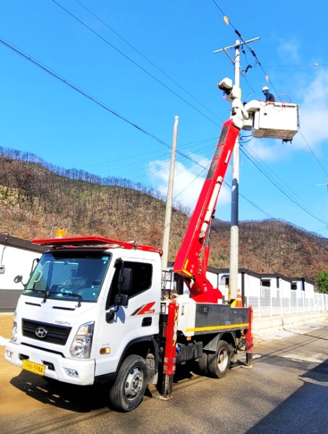 안동시가 26일 이재민들의 새 삶터인 선진이동주택 입주 완료에는 가장 기본인 전기 기반시설 구축의 발빠른 대응이 있었다는 평가다. 안동시 제공