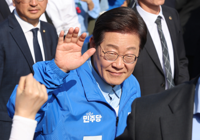 더불어민주당 이재명 대선 후보가 26일 경기 남양주시 평내호평역 광장에서 열린 유세에서 시민들에게 인사하고 있다. 연합뉴스