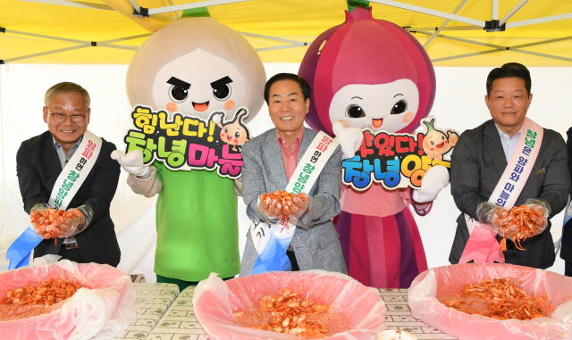 성낙인 창녕군수(사진 가운데)가 27일 과천 바로마켓에서 창녕 대표 농산물인 양파와 마늘을 직접 홍보하고 있다. 창녕군 제공