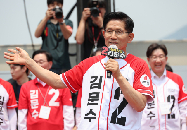 국민의힘 김문수 대선 후보가 28일 경남 김해시 김수로왕릉공원에서 열린 유세에서 지지를 호소하고 있다. 연합뉴스