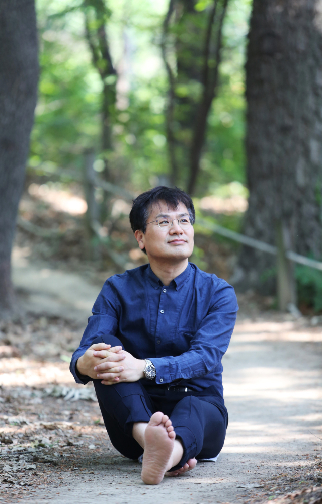 김정훈 행복한H병원 원장이 대구 수성구 만촌동 모명재 뒷산에서 맨발걷기에 대한 이야기를 들려주고 있다. 김도훈 기자