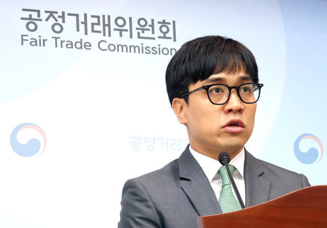공정거래위원회 박진석 가맹거래조사팀장이 28일 정부세종청사 공정위 기자실에서 카카오T블루 택시 가맹본부인 ㈜케이엠솔루션이 자신의 배차 플랫폼을 이용하지 않고 승객을 태운 경우에도 카카오 가맹 택시 기사로부터 배차 플랫폼 이용료를 징수하도록 부당하게 계약조항을 설정한 행위에 대해 시정명령과 함께 과징금 38억8천2백만 원을 부과했다고 밝히고 있다. 연합뉴스