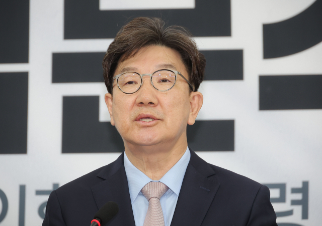 국민의힘 권성동 원내대표가 27일 국회에서 당 국회의원 대국민호소문 발표 기자회견을 하고 있다. 연합뉴스