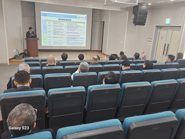새마을재단은 지난 27일 2025 구미 아시아육상선수권대회에 참석한 주한 외교단 30여 명을 대상으로 박정희대통령역사자료관에서 새마을운동과 재단 주요 사업을 소개하는 시간을 가졌다. 새마을재단 제공