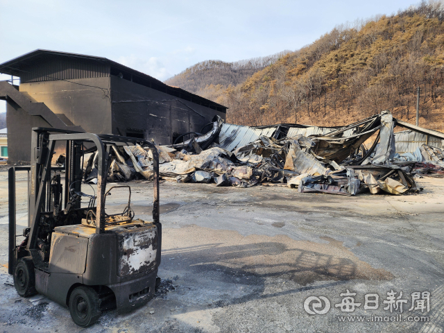 지난 3월 대형 산불로 인해 큰 피해를 입은 안동시 길안면 한 농작물 저온창고. 전종훈 기자