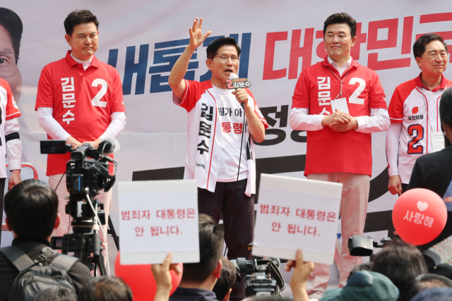 국민의힘 김문수 대선 후보가 28일 경남 양산시 이마트 양산점 앞에서 유세를 하고 있다. 연합뉴스