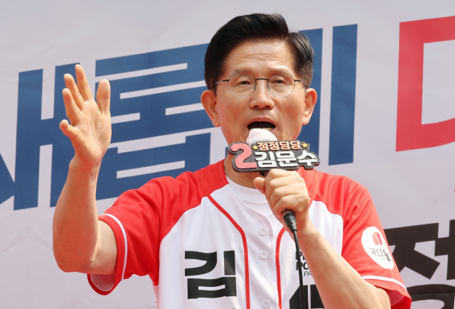 국민의힘 김문수 대선 후보가 28일 경남 양산시 이마트 양산점 앞에서 유세를 하고 있다. 연합뉴스