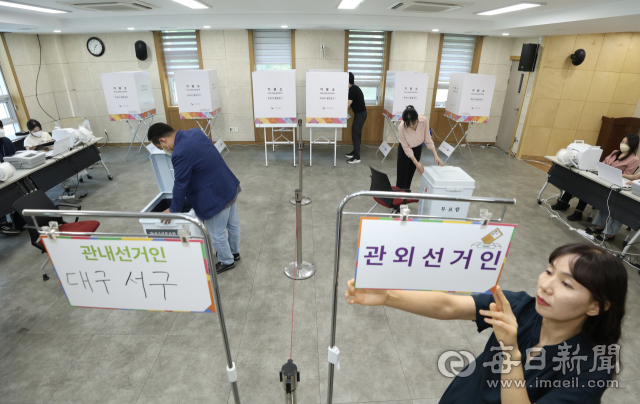 제21대 대통령 선거 사전투표를 하루 앞둔 28일 대구 서구 상중이동행정복지센터에 설치된 사전투표소에서 관계자들이 점검을 하고 있다. 사전투표는 29.30일 이틀 동안 오전 6시부터 오후 6시까지 진행된다. 안성완 기자 asw0727@imaeil.com