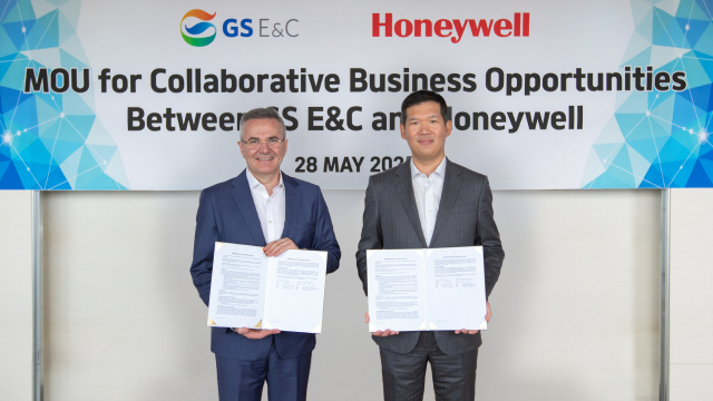 28일 허윤홍 GS건설 대표(사진 오른쪽)와 Lucian Boldea(루시안 볼데아) 하니웰 IA CEO (사진 왼쪽)가 참석해 업무 협약을 체결하고 기념사진을 촬영하고 있다. (GS건설 제공)