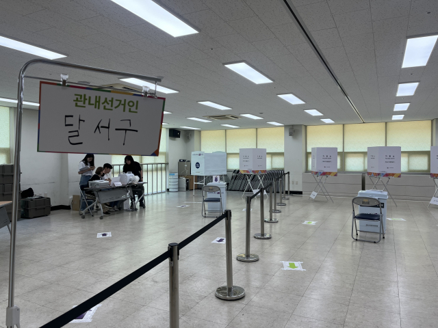 28일 대한노인회 달서구지회 2층 사무실은 사전투표를 위한 모든 기기와 투표함 설치를 마친 상태다. 정두나 기자.