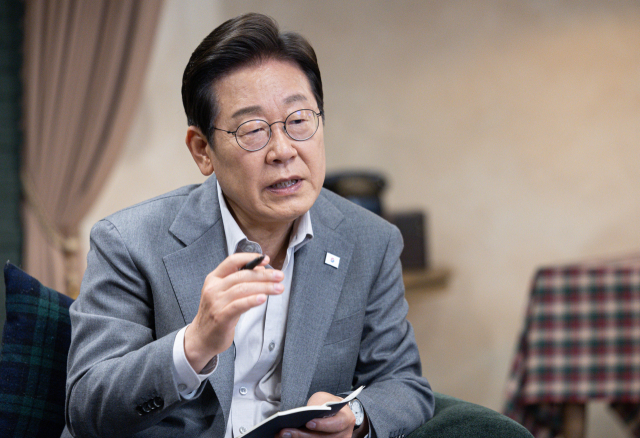 더불어민주당 이재명 대선 후보가 28일 서울 강남구의 한 스튜디오에서 열린 K-이니셔TV 