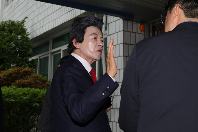 16일 오후 경기도 의정부시 가능동 의정부지방법원에서 사기와 정치자금법 위반, 준강제추행 등의 혐의를 받는 허경영 국가혁명당 명예대표가 구속 전 피의자심문에 앞서 취재진 질문에 답변하고 있다. 연합뉴스