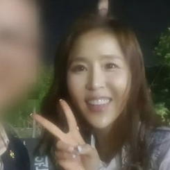 V자 기호 2번? 신지, 과거 사진 정치적 사용 법적조치