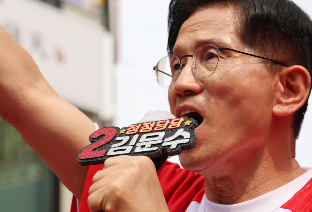 국민의힘 김문수 대선 후보가 28일 경남 양산시 이마트 양산점 앞에서 유세를 하고 있다. 연합뉴스