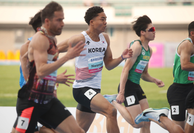 28일 오후 경북 구미시민운동장에서 열린 2025 아시아육상경기선수권대회 남자 100ｍ 준결선에서 나마디 조엘진(19·예천군청)이 전력질주하고 있다. 연합뉴스