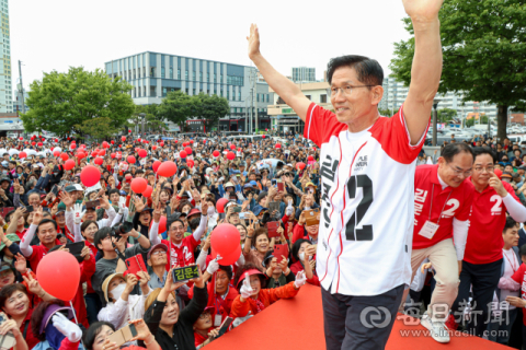 [포토뉴스] 고향 찾아 지지호소하는 김문수