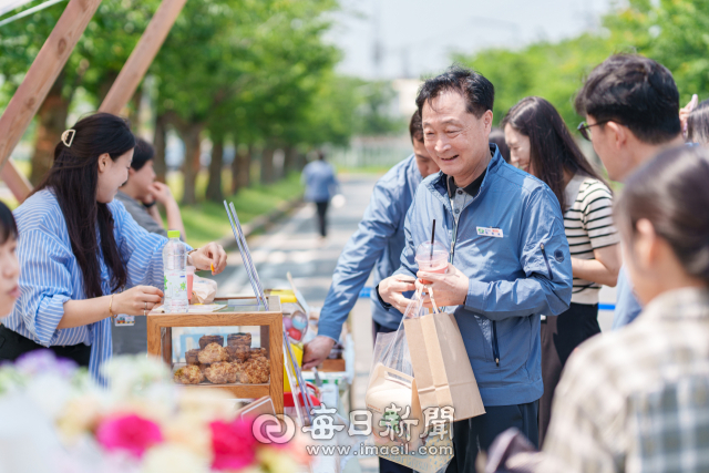정원호 월성원자력본부장(사진 오른쪽)이 청년창업팀 팝업스퀘어에서 제품을 구매하고 있다. 월성원자력본부 제공