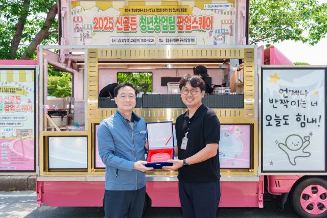 정원호 월성원자력본부장(왼쪽)이 박기원 상평농원 대표에게 감사패를 전달하고 있다.월성원자력본부 제공