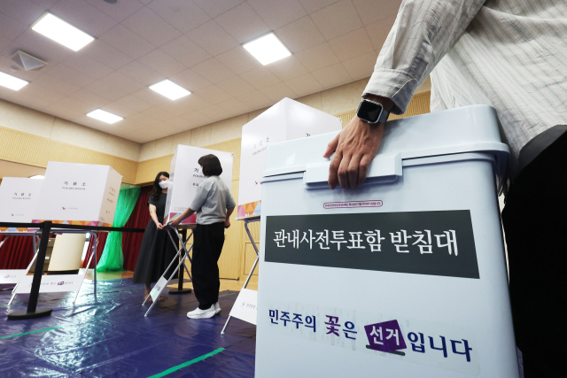 제21대 대통령선거 사전투표를 하루 앞둔 28일 경기도 수원시 팔달구 우만1동 행정복지센터에서 관계자들이 사전투표소를 설치하고 있다. 연합뉴스