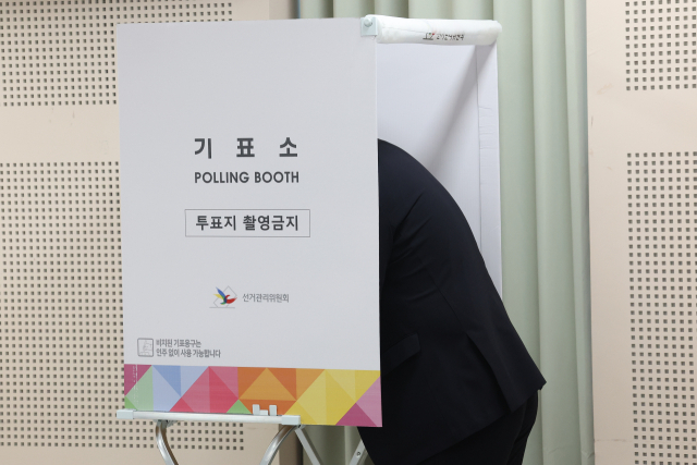 제21대 대통령선거 사전투표 첫날인 29일 서울 성동구 송정동공공복합청사에 마련된 사전투표소에서 한 시민이 기표소에서 투표하고 있다. 연합뉴스