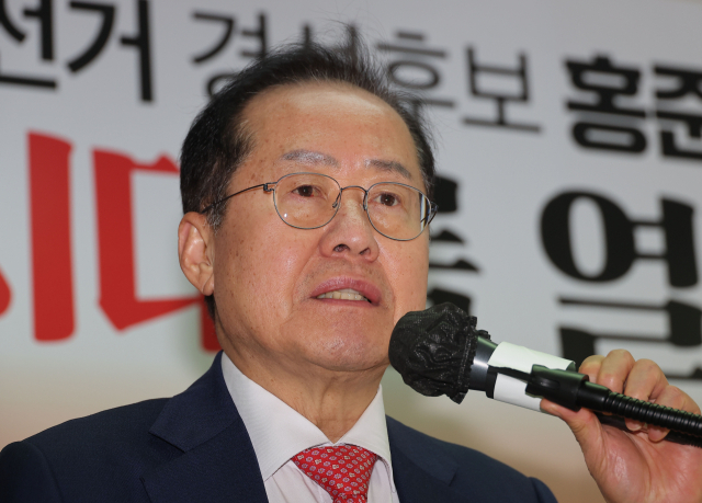 국민의힘 대선 후보 2차 경선에서 탈락한 홍준표 후보가 29일 서울 여의도 대하빌딩 선거 캠프 사무실에서 정계 은퇴 관련 기자회견을 하고 있다. 연합뉴스