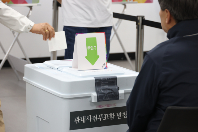 제21대 대통령 선거 사전투표 첫날인 29일 대구 수성구 범어2동 행정복지센터에 마련된 사전투표소를 찾은 시민들이 투표에 참여하고 있다. 연합뉴스