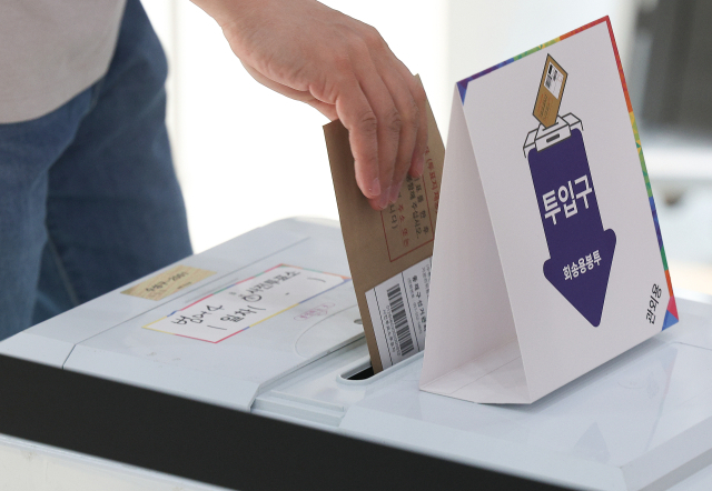 제21대 대통령 선거 사전투표 첫날인 29일 대구 수성구 범어4동 행정복지센터에 마련된 사전투표소를 찾은 유권자가 투표하고 있다. 연합뉴스