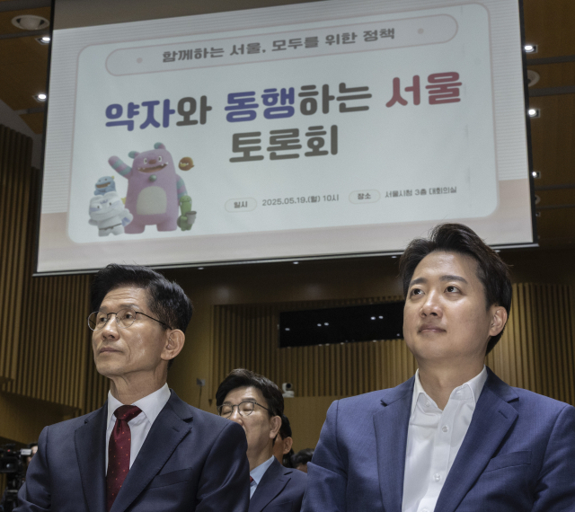 국민의힘 김문수 대선후보(왼쪽)와 개혁신당 이준석 대선후보가 19일 서울 중구 서울시청에서 열린 