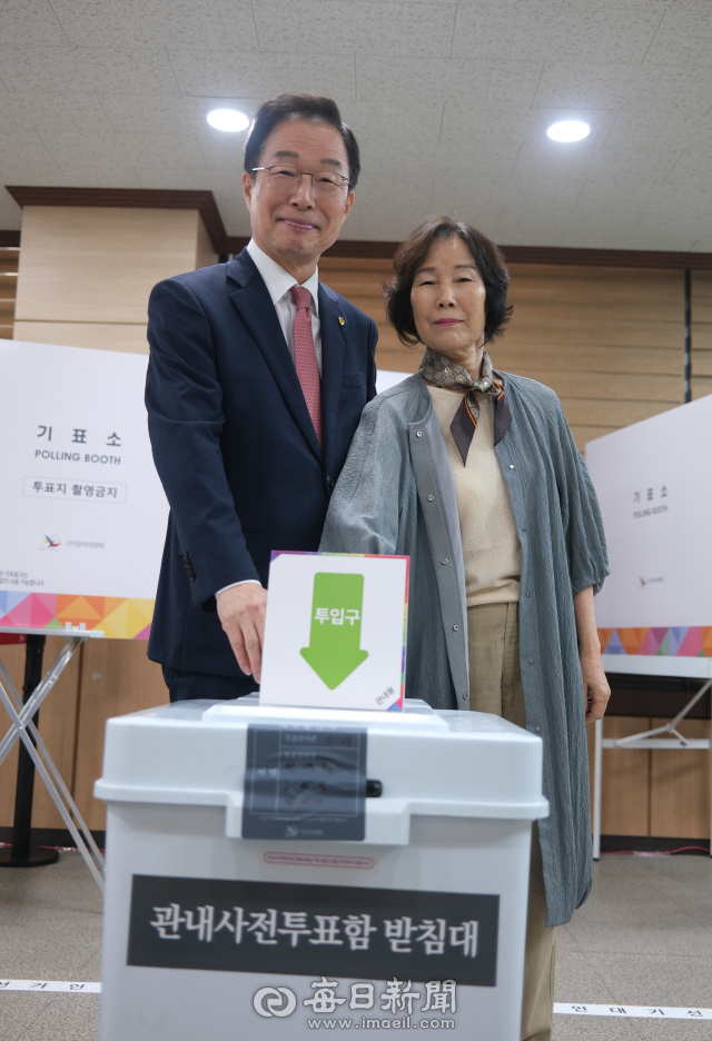 임종식 경북교육감이 29일 부인 심귀순 여사와 함께 안동 송하동행정복지센터 내 사전투표소를 방문해 투표권을 행사하고 있다. 김영진 기자