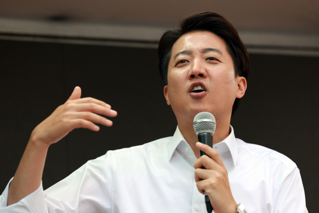 개혁신당 이준석 대선 후보가 28일 서울 강남역 일대에서 지지를 호소하고 있다. 연합뉴스