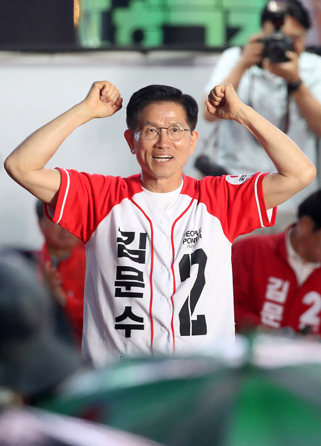 국민의힘 김문수 대선 후보가 28일 대구 중구 동성로를 찾아 유세하고 있다. 연합뉴스
