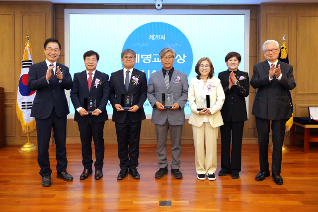 계명대는 28일 제28회 계명교사상을 중등교육 발전에 기여한 교사 4명에게 시상했다. 왼쪽부터 임종식 경상북도교육감, 수상자 김흥만(흥해중), 김정환(대구혜화여고), 김장수(성주고), 임정미(서대구중) 교사, 강은희 대구시교육감, 신일희 계명대 총장. 계명대 제공