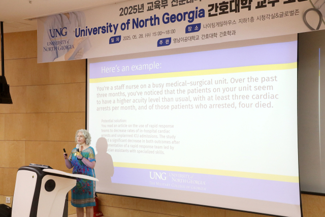미국 노스조지아 대학교 간호학과 레베카 밀덴홀 교수가 영남이공대 학생들에게 특강을 하고 있다. 영남이공대 제공