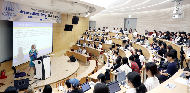 미국 노스조지아 대학교 간호학과 레베카 밀덴홀 교수가 영남이공대 학생들에게 특강을 하고 있다. 영남이공대 제공