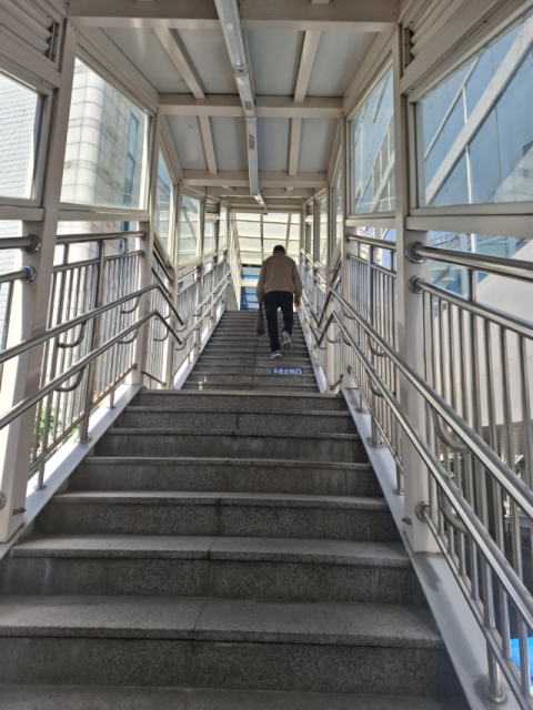 [함께 꿈꾸는 시] 이희명 '계단을 걷는 사람'