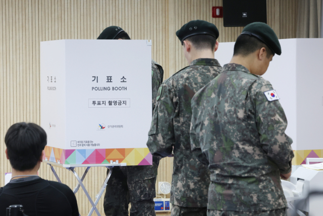 제21대 대통령선거 사전투표 첫날인 29일 서울 종로구 가회동주민센터에 마련된 가회동사전투표소에서 국군장병들이 투표를 하고 있다. 연합뉴스