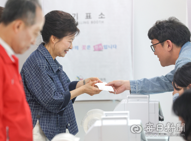 박근혜 전 대통령이 제21대 대통령 선거 사전투표 첫날인 29일 오전 대구 달성군 유가읍 행정복지센터에 마련된 사전투표소에서 기표를 하기 위해 기표소에 들어가고 있다. 안성완 기자 asw0727@imaeil.com