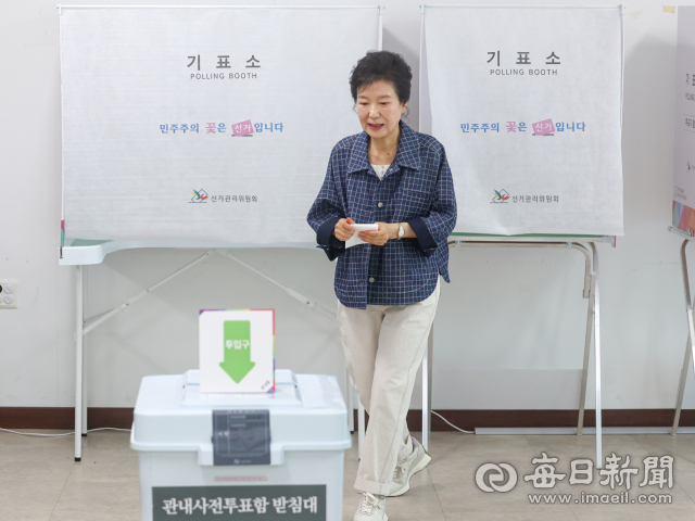 박근혜 전 대통령이 제21대 대통령 선거 사전투표 첫날인 29일 오전 대구 달성군 유가읍 행정복지센터에 마련된 사전투표소에서 투표를 하기 위해 이동하고 있다. 안성완 기자 asw0727@imaeil.com