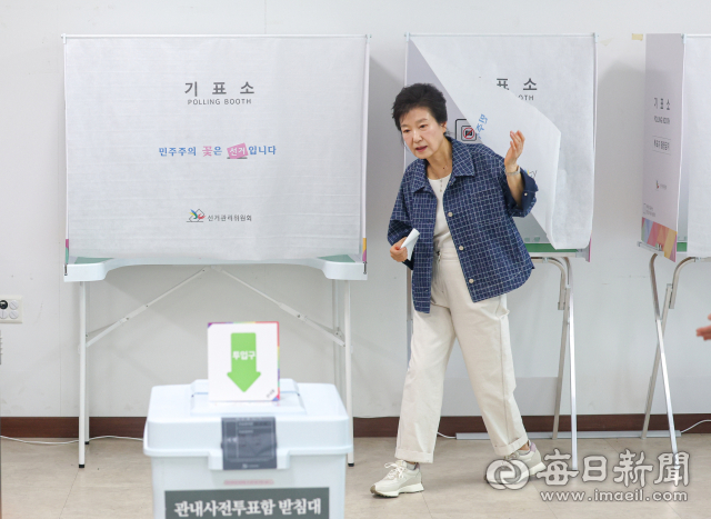 박근혜 전 대통령이 제21대 대통령 선거 사전투표 첫날인 29일 오전 대구 달성군 유가읍 행정복지센터에 마련된 사전투표소에서 투표 후 이동하고 있다. 안성완 기자 asw0727@imaeil.com