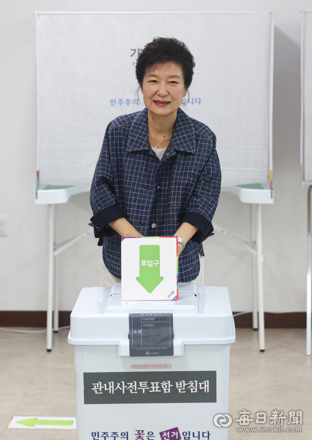 박근혜 전 대통령이 제21대 대통령 선거 사전투표 첫날인 29일 오전 대구 달성군 유가읍 행정복지센터에 마련된 사전투표소에서 투표 후 기자들의 질문에 답하고 있다. 안성완 기자 asw0727@imaeil.com