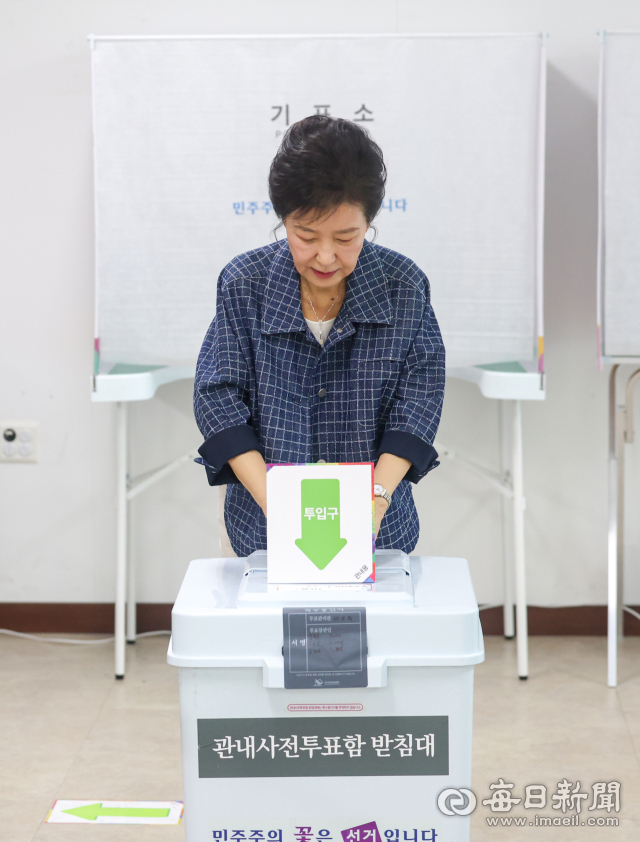 박근혜 전 대통령이 제21대 대통령 선거 사전투표 첫날인 29일 오전 대구 달성군 유가읍 행정복지센터에 마련된 사전투표소에서 투표 후 기자들의 질문에 답하고 있다. 안성완 기자 asw0727@imaeil.com