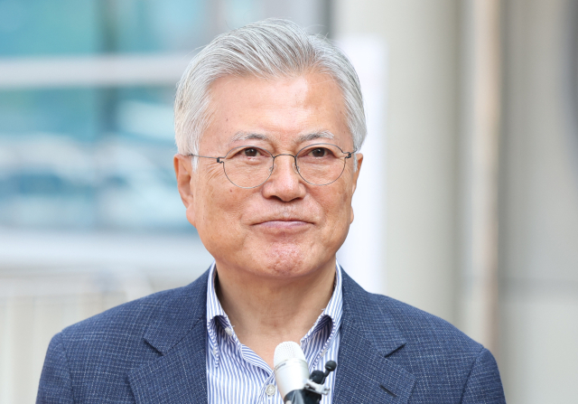 문재인 전 대통령이 21대 대선 사전투표 첫날인 29일 오전 경남 양산시 하북면 주민자치센터에 마련된 사전투표소에서 투표 후 취재진 질문을 경청하고 있다. 연합뉴스