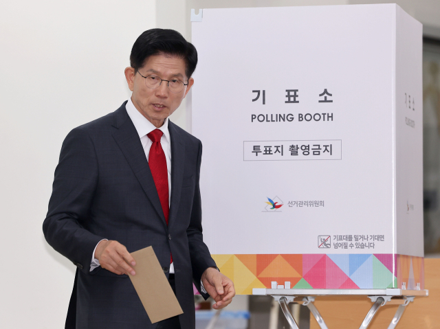 국민의힘 김문수 대선 후보가 21대 대통령선거 사전투표 첫날인 29일 인천 계양구 계양1동 주민센터에 마련된 사전투표소에서 투표를 하고 있다. 연합뉴스