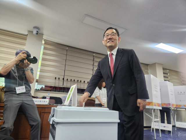 제21대 대통령 선거 사전투표 첫날인 29일 오전 9시 주호영 국민의힘 공동선거대책위원장이 대구 수성구에 있는 범어1동사전투표소에서 한 표를 행사했다. 윤정훈 기자