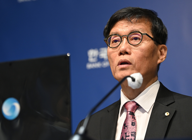 이창용 한국은행 총재가 29일 서울 중구 한국은행에서 열린 금융통화위원회 금리 결정에 대한 기자간담회에서 발언하고 있다. 연합뉴스